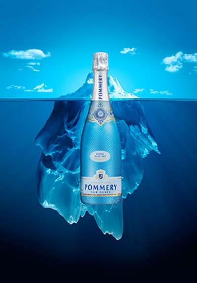 Een fles pommery met een ijsberg op de achtergrond